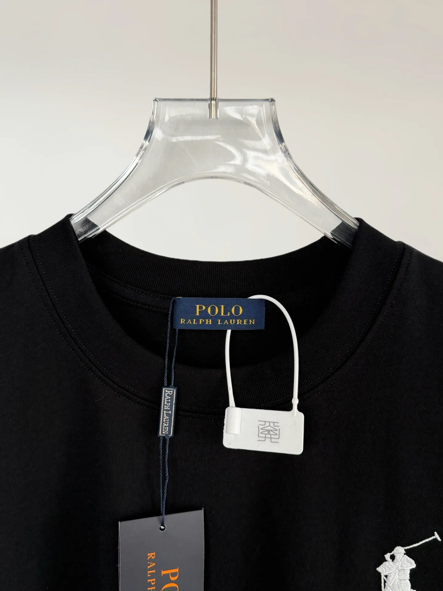 P160 [High Quality]Ralph Lauren*Ralph Lauren embroidery micro-label simple‼ ️Short-sleeved T-shirt 💗Ralph Lauren classic short-sleeved T-shirt, custom-made 280g pure cotton fabric, soft and breathable, classic horseback golf🏌️ embroidery on the chest, logo + logo embroidery on the back, simple and recognizable. Round neck design, neat tailoring, customized 280g pure cotton fabric, soft and smooth to the touch, great breathability, super comfortable to wear in summer! The same loose version for men and women, OK to wear alone or layered, versatile ~ 𝐂𝐎𝐋𝐎𝐔𝐑: black white 𝐒𝐈𝐙𝐄: S-xL Size chart: S: Shoulder width 51 - Bust 55 - Clothing length 70 M: Shoulder width 53 - Bust 57 - Clothing length 72 L: Shoulder width 55 - Bust 59 - Clothing length 74 XL: Shoulder width 57 - Bust 61 - Clothing length 76